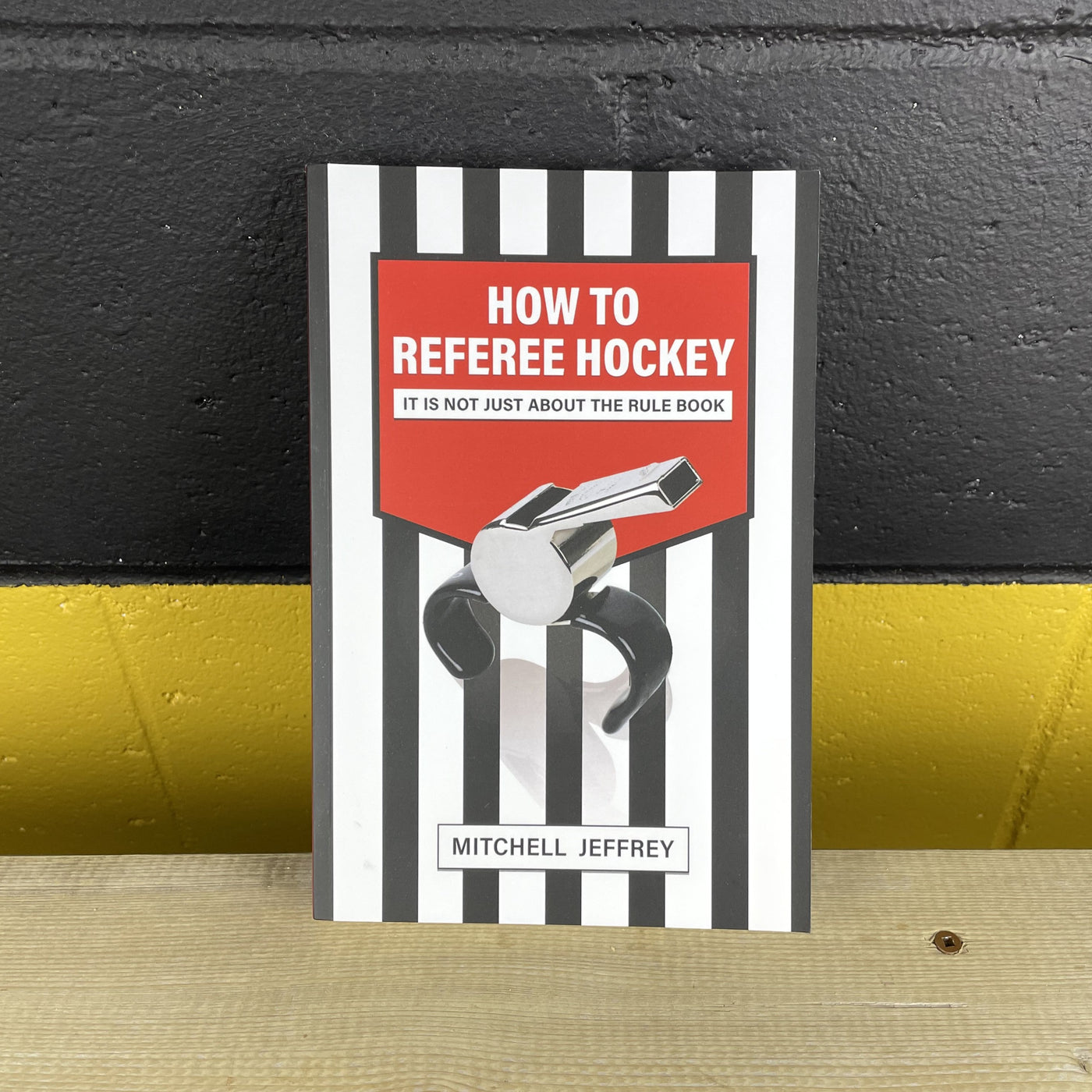 the book - How to referee hockey by Mitchell Jeffrey, front page