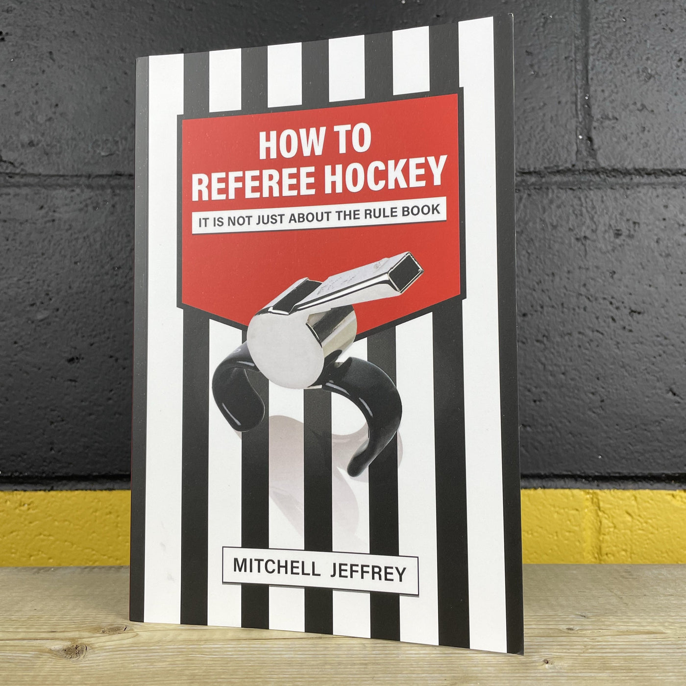 the book - How to referee hockey by Mitchell Jerffrey, front page
